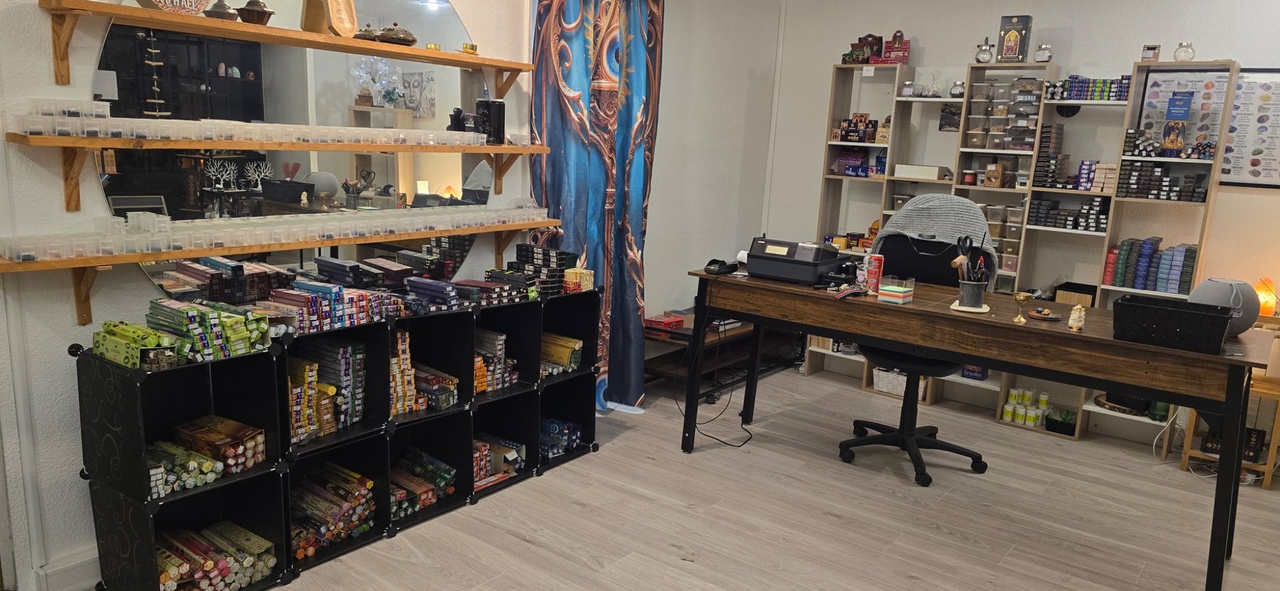 Boutique de Vanessa avec les présentoirs et le bureau