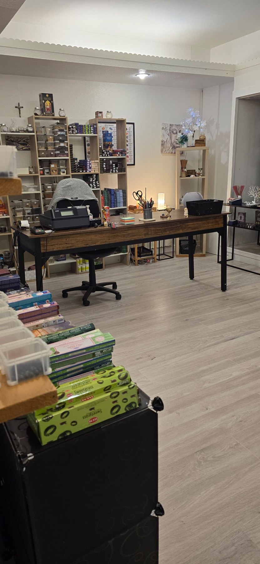 Vue de la boutique et des étagères de pierres et encens