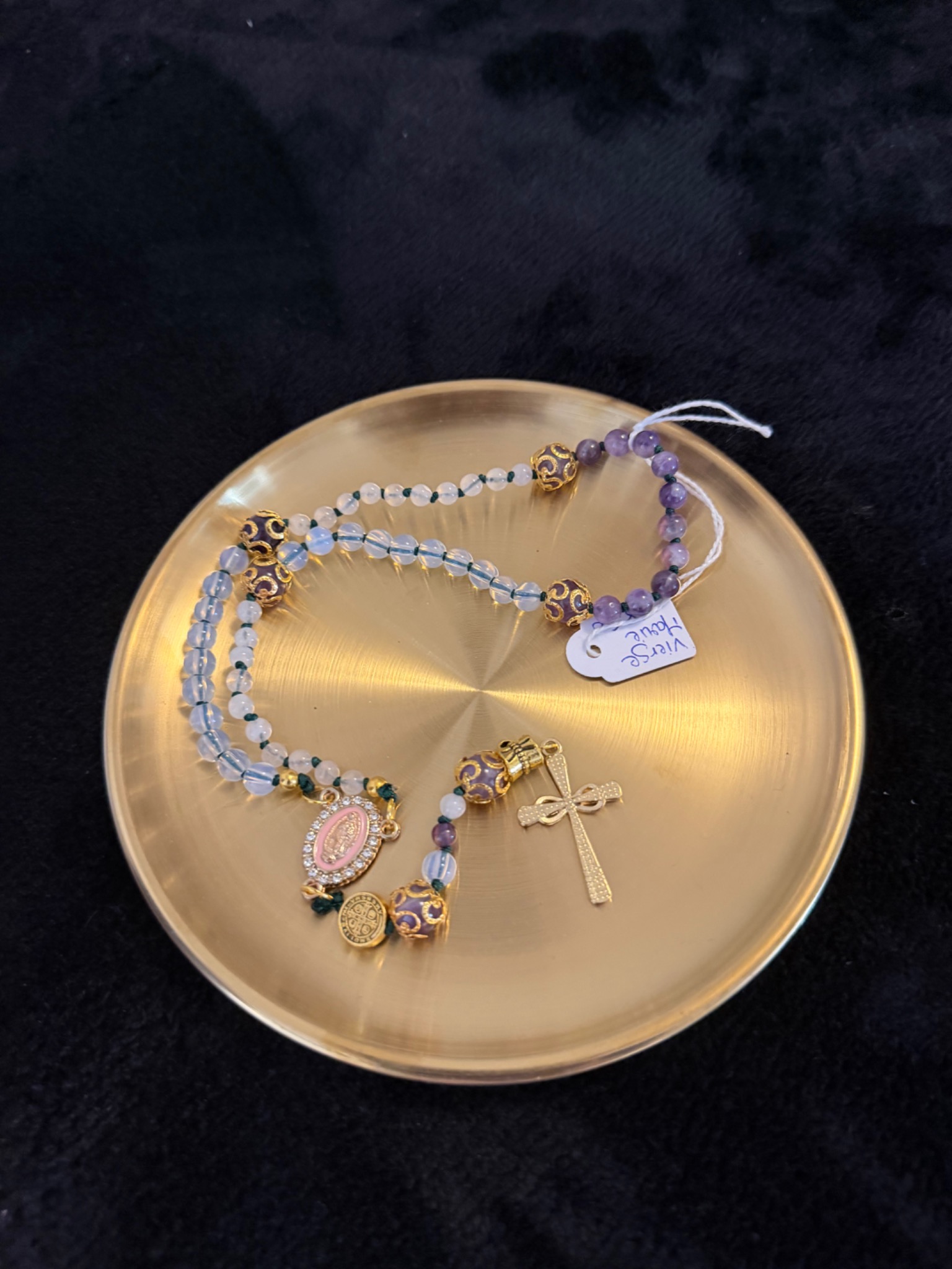 Création religieuse en pierres violettes
