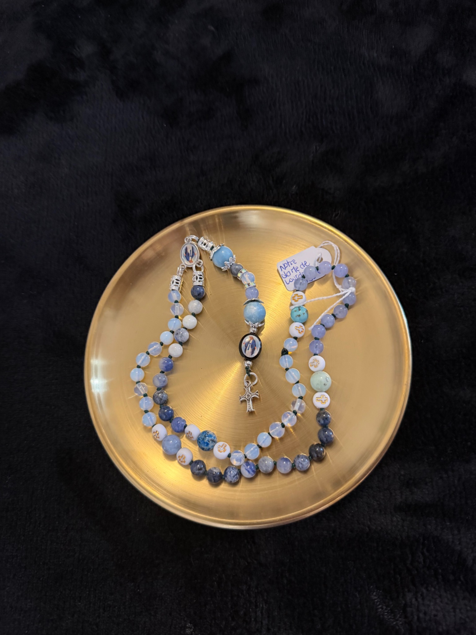 Chapelet bleu et croix sur plateau doré