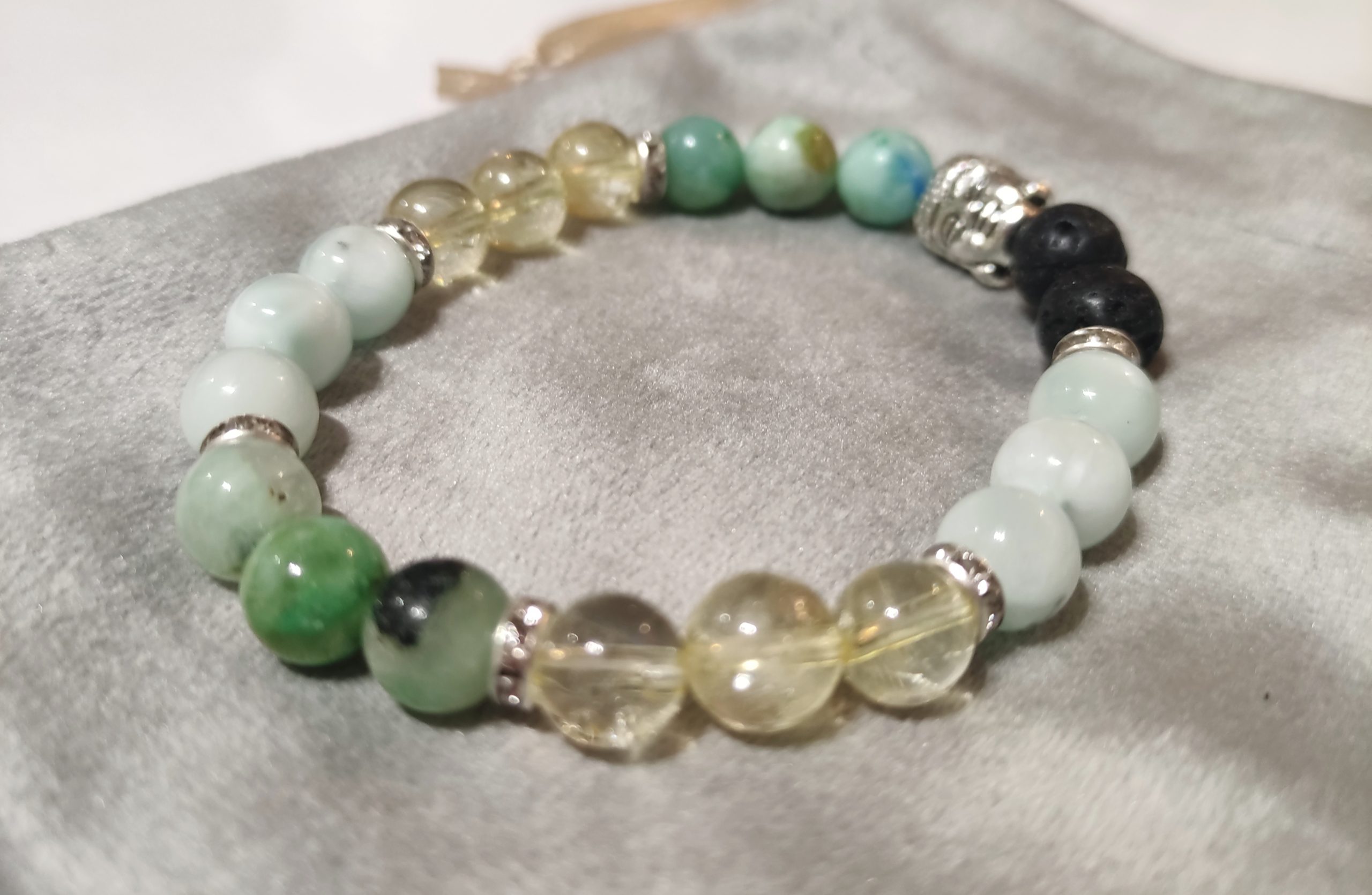 bracelet personnalisé, terre&lumiere, atelier de vanessa, spirituel, minéral, lithothérapie, pierre, intuition, clairvoyance, apaisement, bien être,