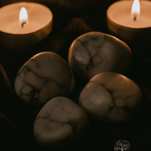 La howlite est une pierre d’apaisement et de calme intérieur. Elle aide à réduire le stress, à favoriser la patience et à encourager le lâcher-prise, tout en apportant douceur, sérénité et équilibre émotionnel.